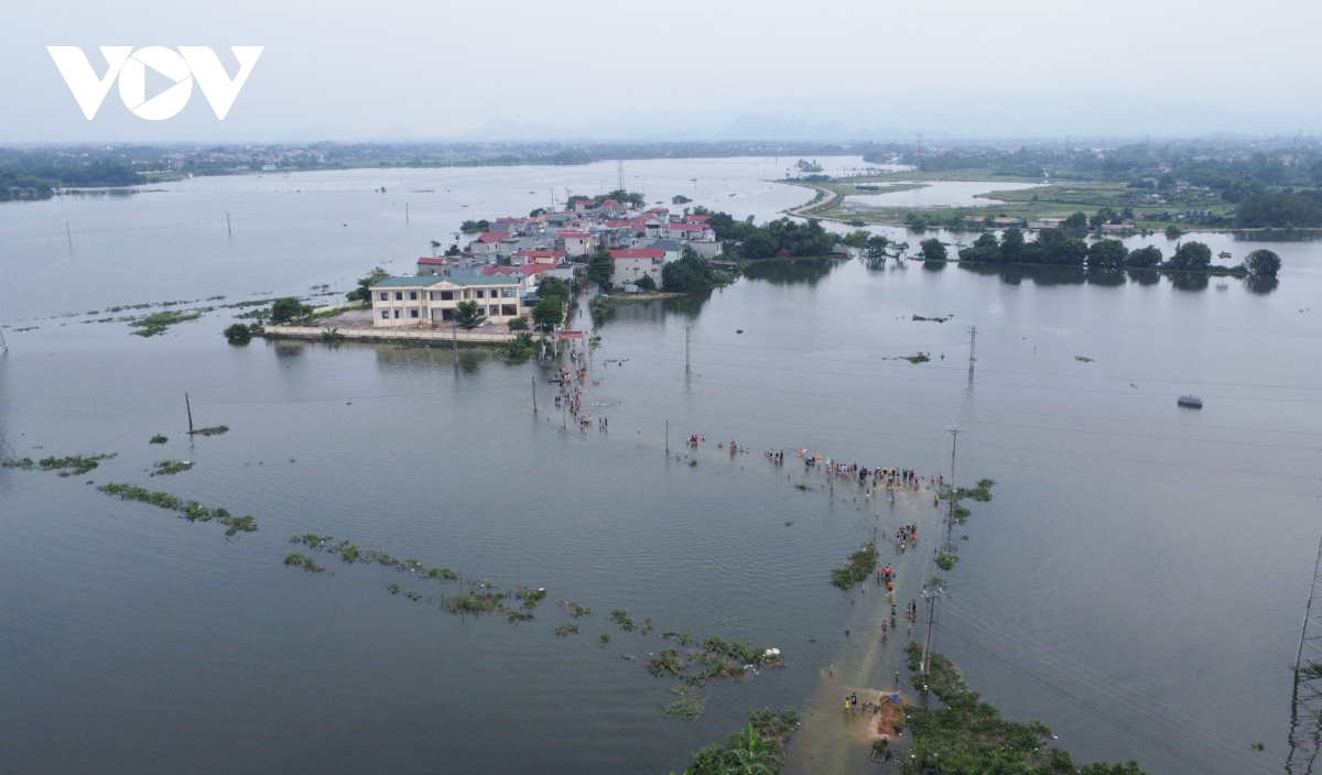 nhieu nha dan o ngoai thanh ha noi bi dao lon cuoc song do nuoc ngap sau keo dai hinh anh 1