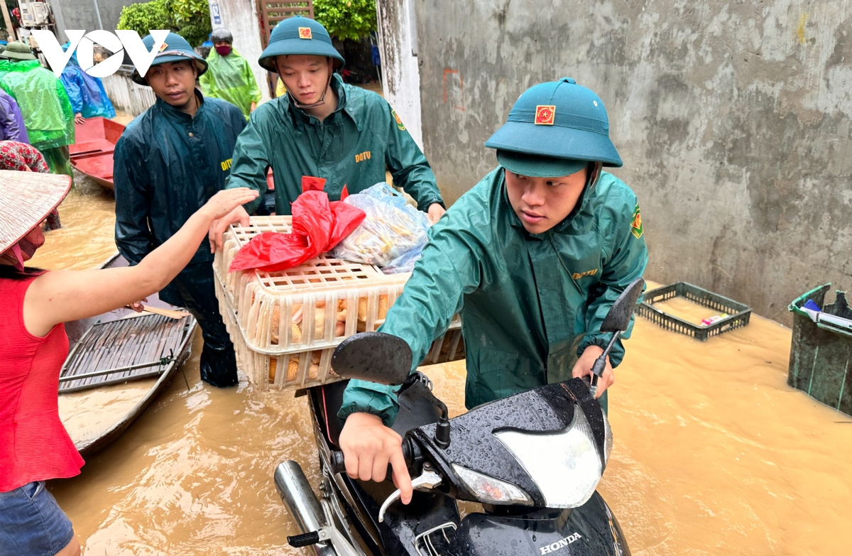 nhieu nha dan o ngoai thanh ha noi bi dao lon cuoc song do nuoc ngap sau keo dai hinh anh 17