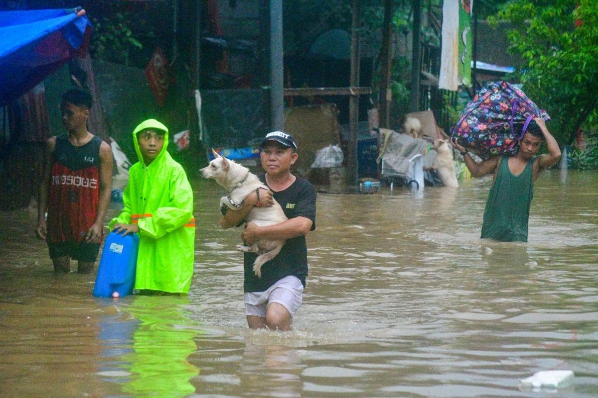 hau qua nang ne sau khi bao carina quet qua philippines hinh anh 1