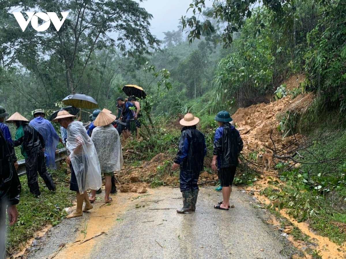 sat lo dat da khien 2 nguoi di duong bi thuong o bac kan hinh anh 1