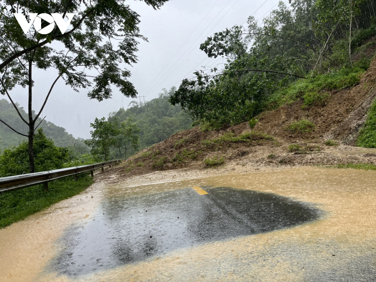 sat lo dat da khien 2 nguoi di duong bi thuong o bac kan hinh anh 4