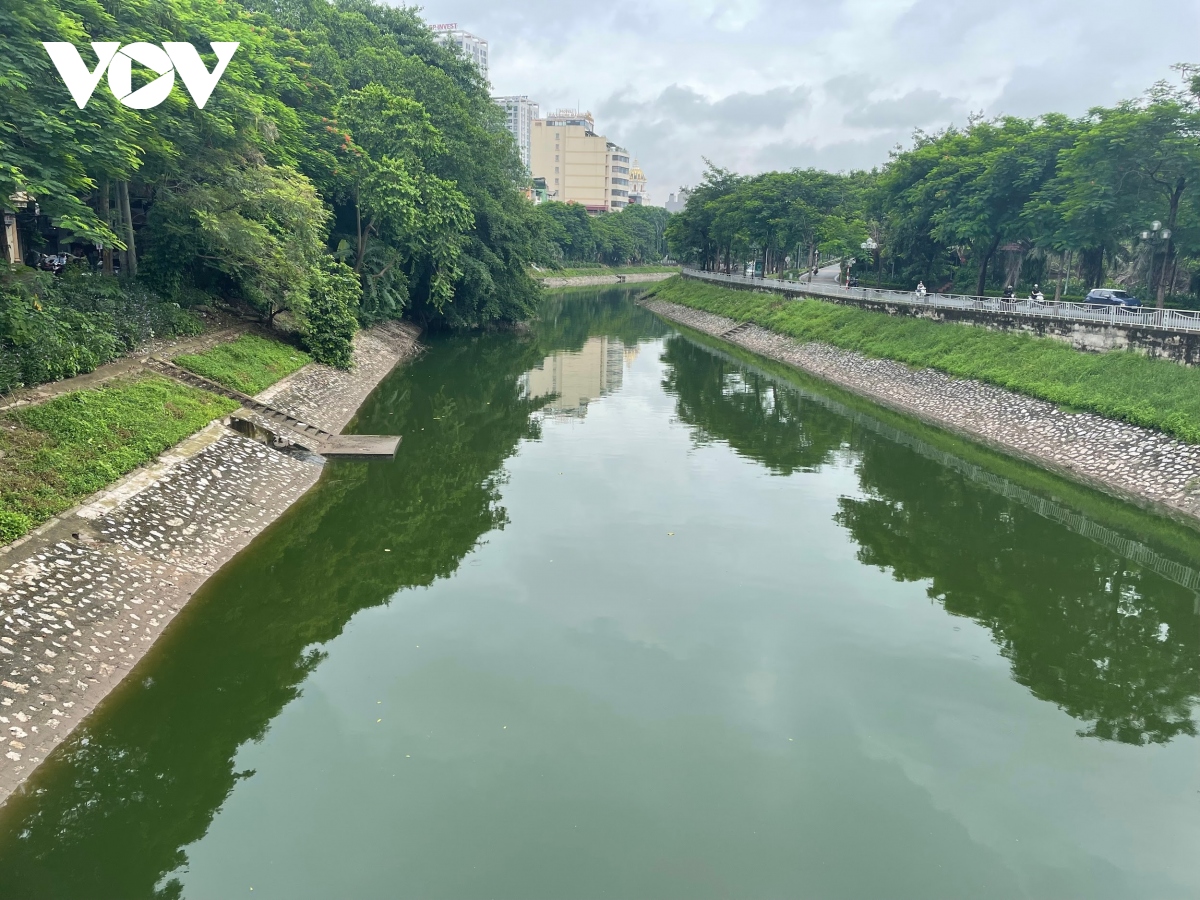 nguoi ha noi ngo ngang khi nuoc song to lich chuyen mau xanh hinh anh 3