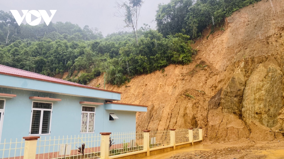 sat lo dat da khien 2 nguoi di duong bi thuong o bac kan hinh anh 3