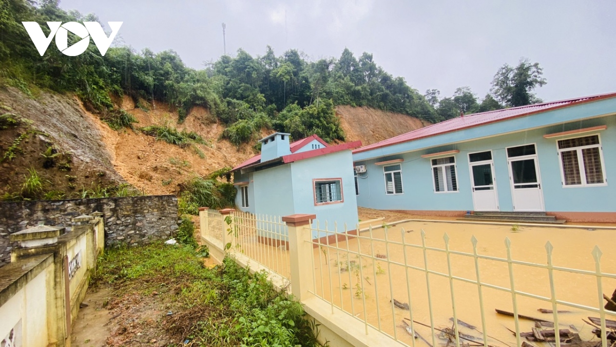 sat lo dat da khien 2 nguoi di duong bi thuong o bac kan hinh anh 5