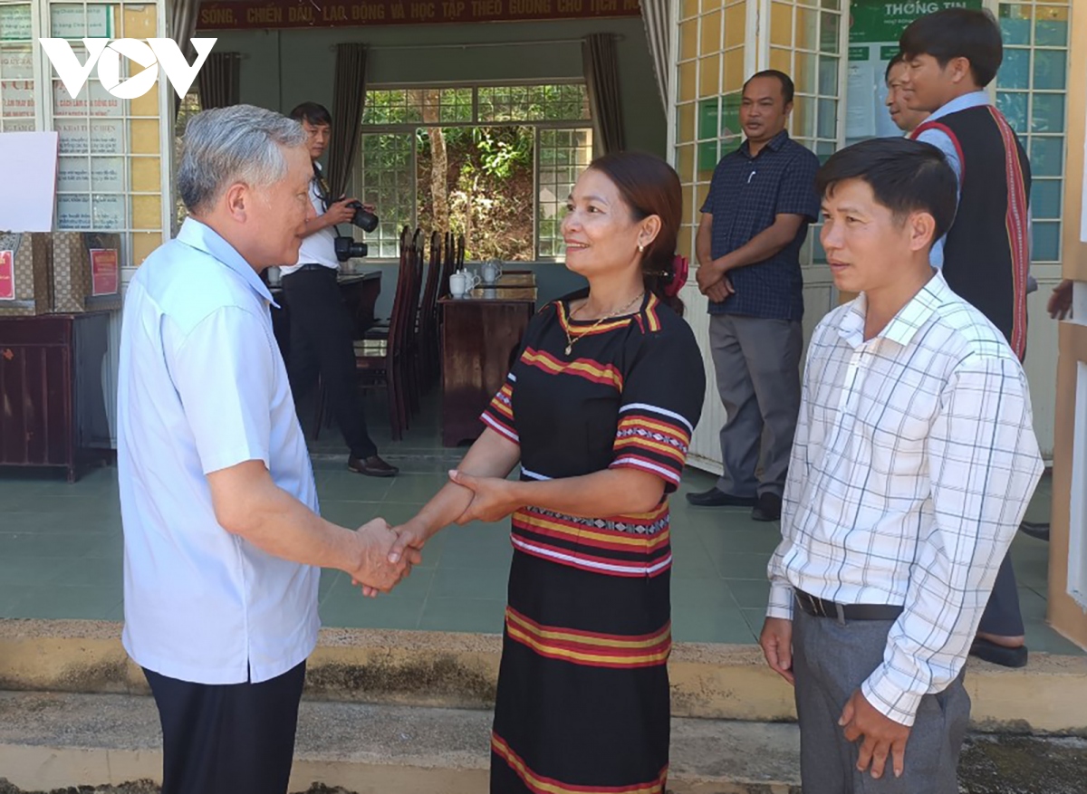 Ong nguyen hoa binh tham hoi nguoi dan khu vuc tam chan dong dat huyen kon plong hinh anh 1