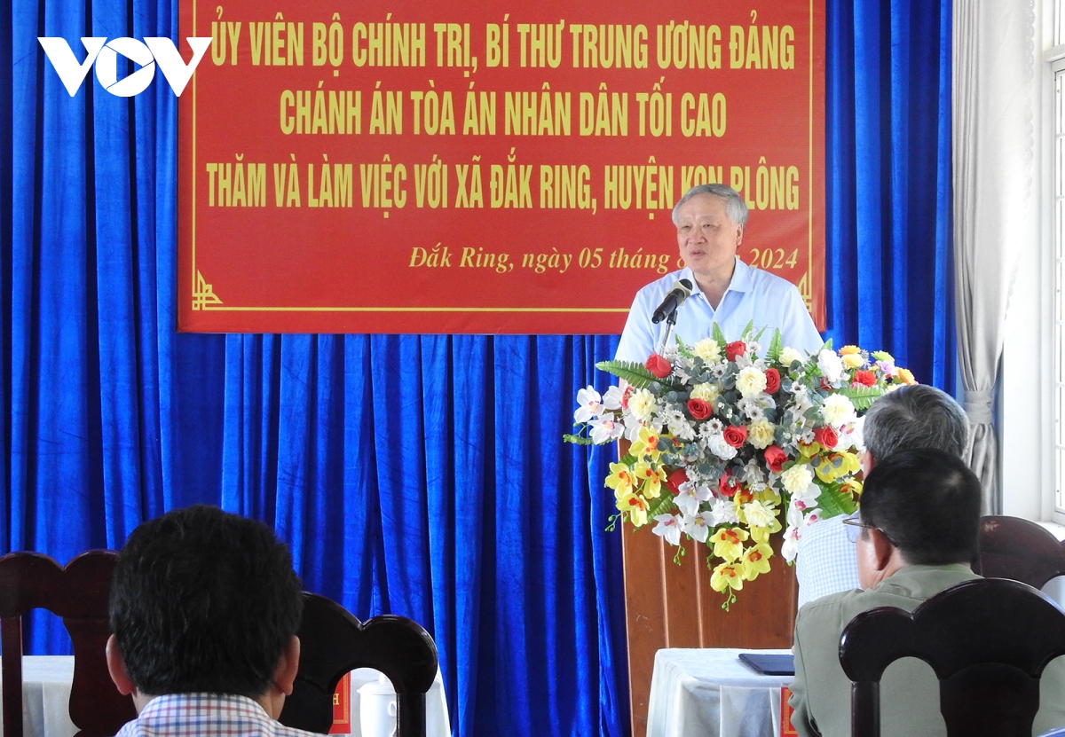 Ong nguyen hoa binh tham hoi nguoi dan khu vuc tam chan dong dat huyen kon plong hinh anh 2