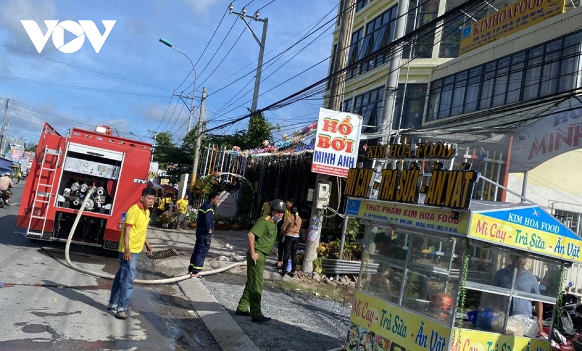 chay kho thuc pham dong lanh o thanh pho vinh long, khoi boc cao hang tram met hinh anh 1